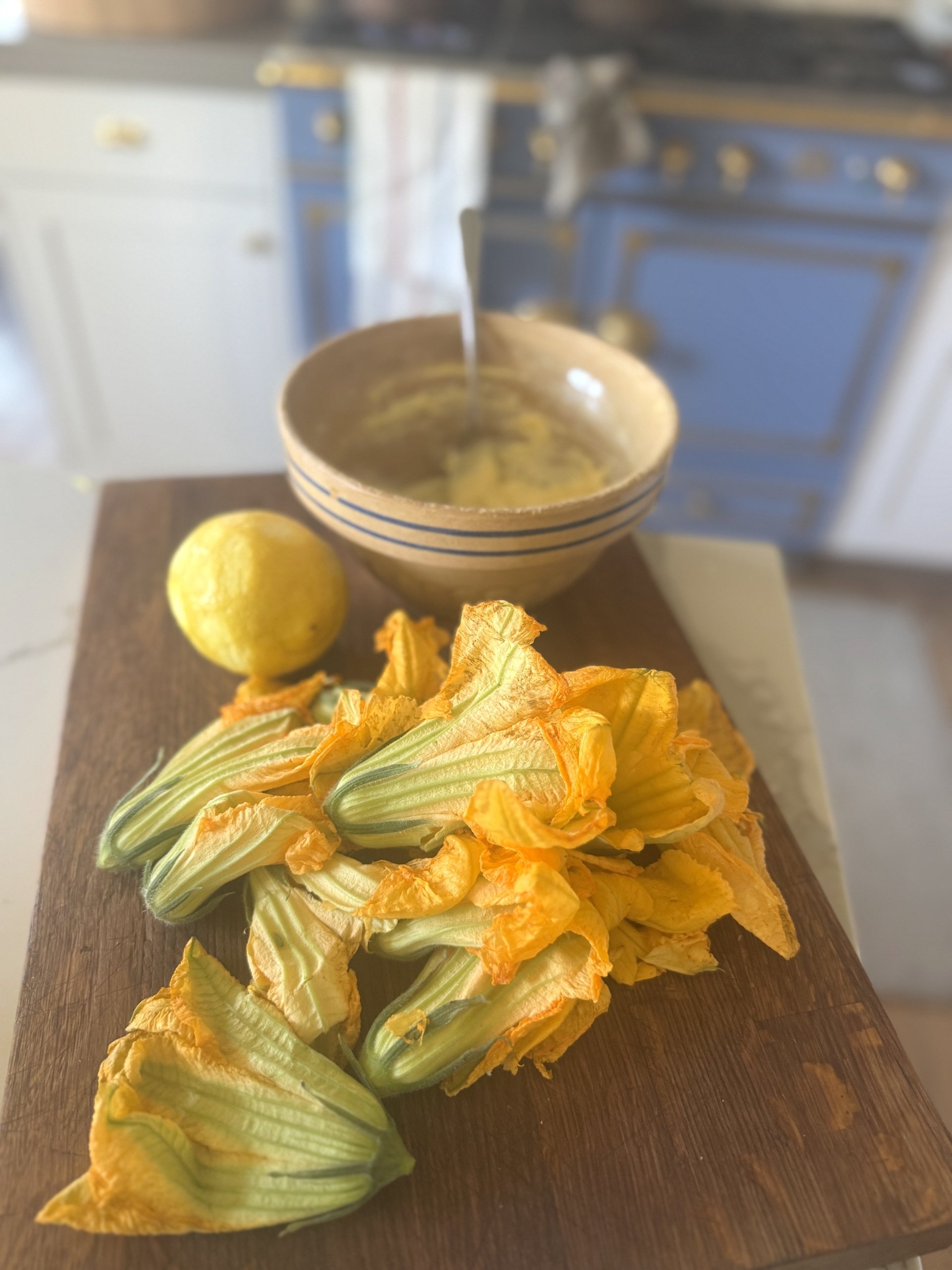 Couregetteblossomskitchenmixingbowl
