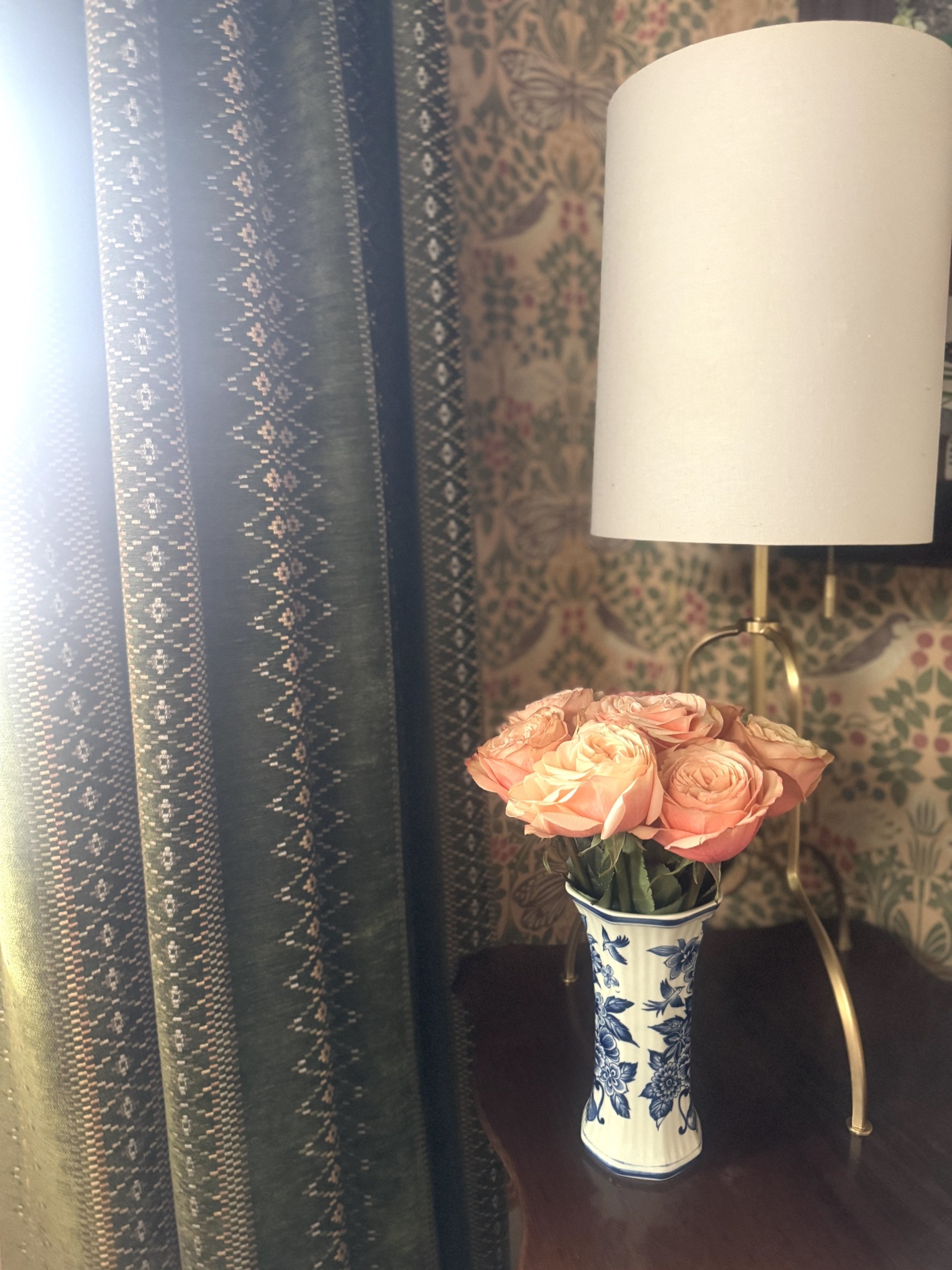 Rosebouquetcurtaincloseupcorner